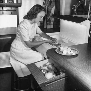 Illustration for article titled Tomorrow's Kitchen (1943)